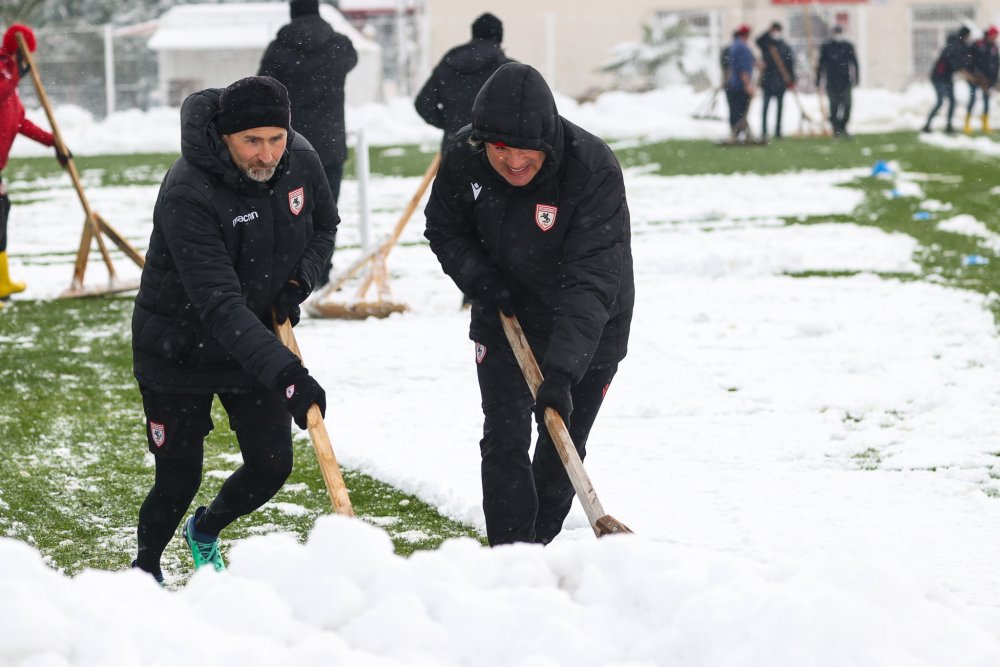 Ertuğrul Sağlam, kar temizledi