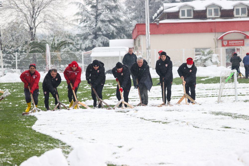 Ertuğrul Sağlam, kar temizledi