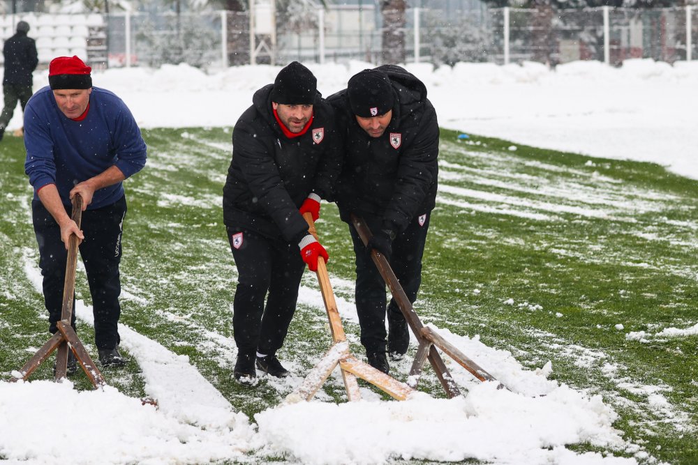 Ertuğrul Sağlam, kar temizledi