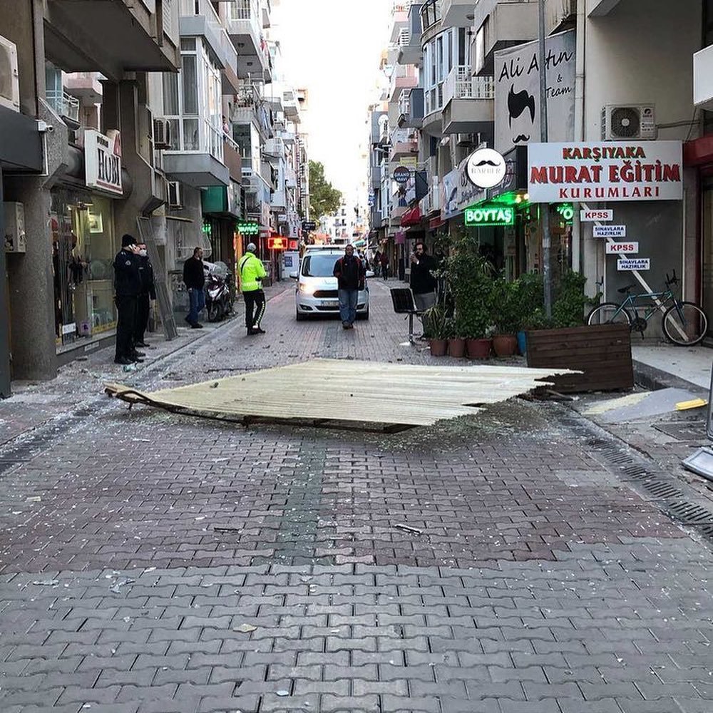 İzmir'de fırtına; ağaçlar devrildi, çatılar uçtu