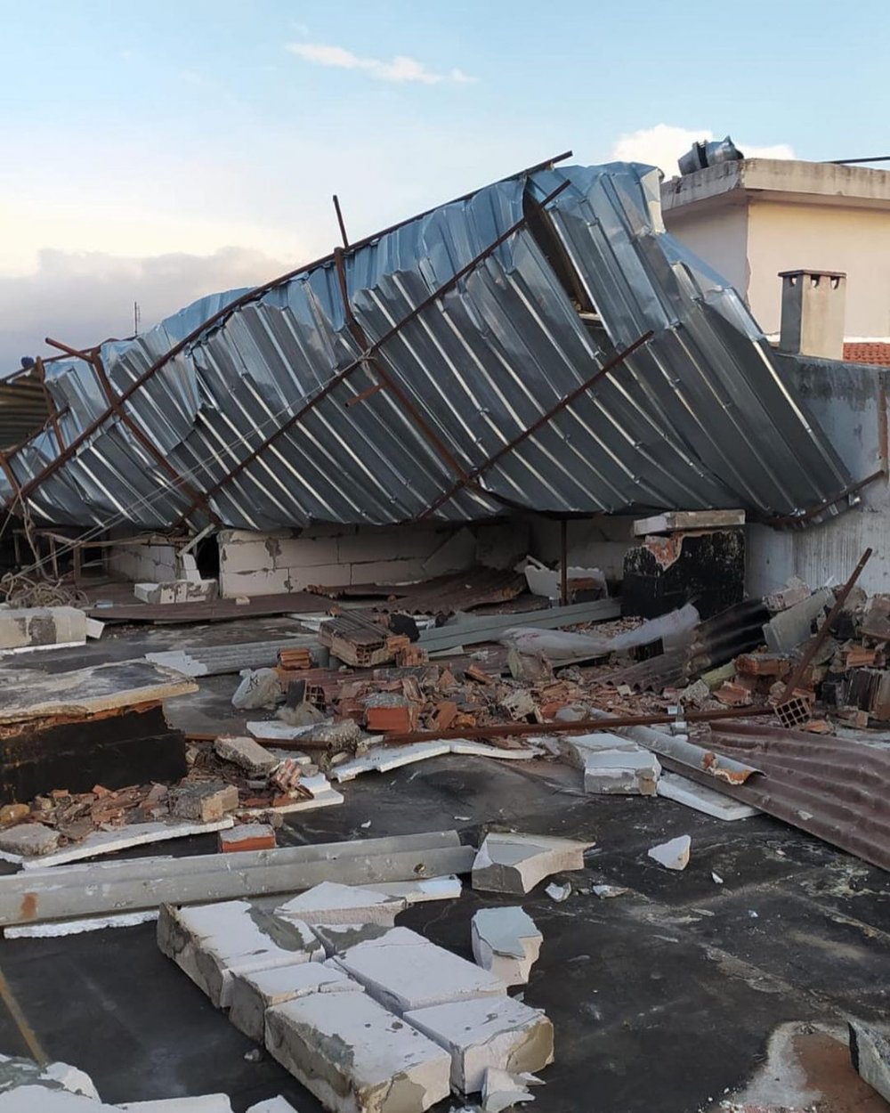İzmir'de fırtına; ağaçlar devrildi, çatılar uçtu