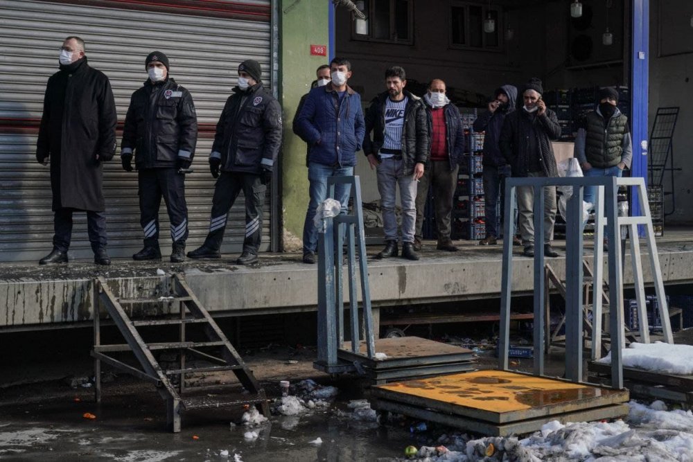 İstanbul'da sebze-meyve halinde korkutan yangın!