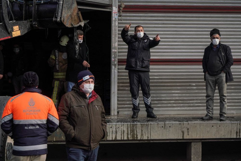 İstanbul'da sebze-meyve halinde korkutan yangın!