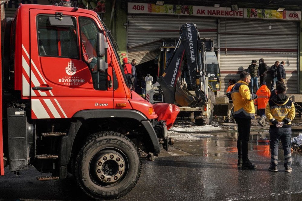 İstanbul'da sebze-meyve halinde korkutan yangın!