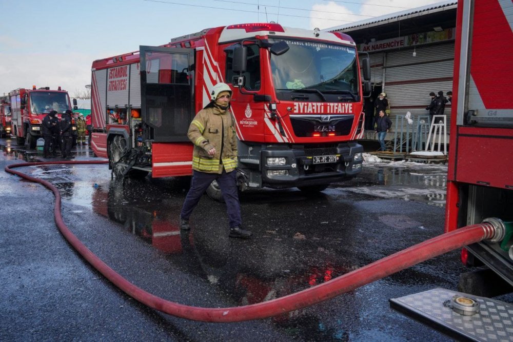 İstanbul'da sebze-meyve halinde korkutan yangın!