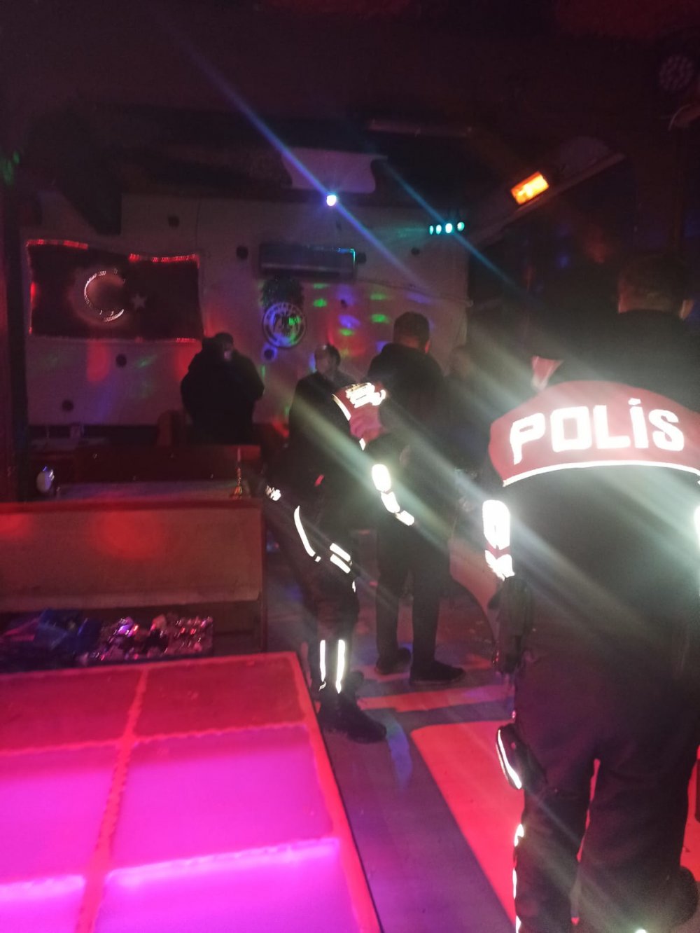 Ruhsatsız eğlence merkezinde eğlendiler; cezadan kaçamadılar