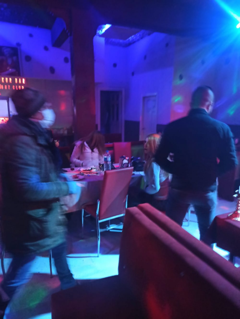 Ruhsatsız eğlence merkezinde eğlendiler; cezadan kaçamadılar