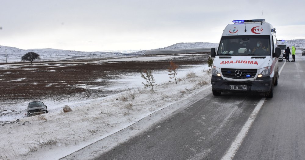 Sivas'ta korkunç kaza! Araçları şarampole devrildi