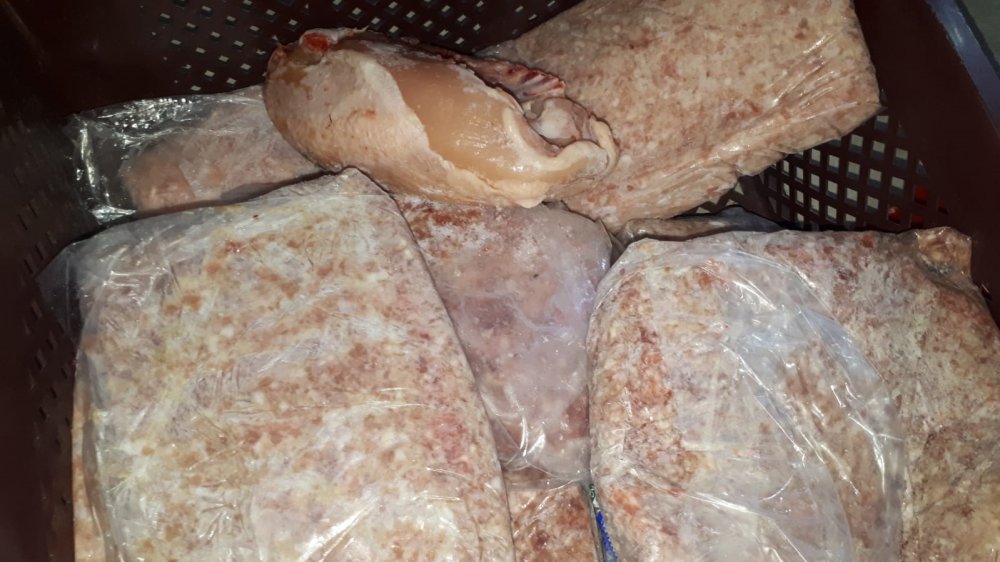Yurttaşın sağlığıyla oynayacaklardı! Baskın yapılan bir markette bozuk etler ele geçirildi!