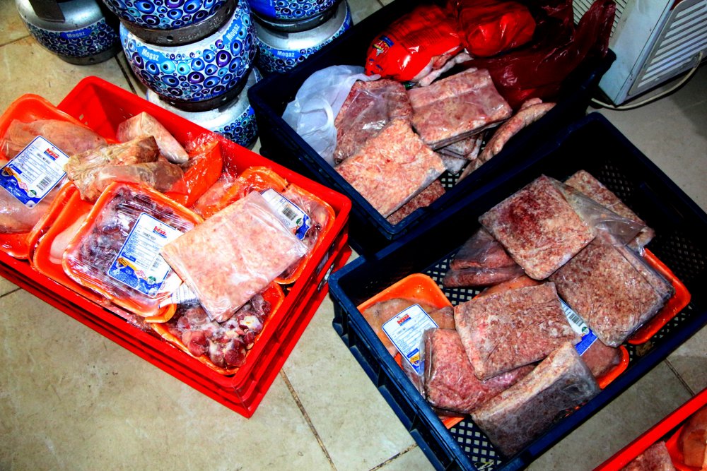 Yurttaşın sağlığıyla oynayacaklardı! Baskın yapılan bir markette bozuk etler ele geçirildi!