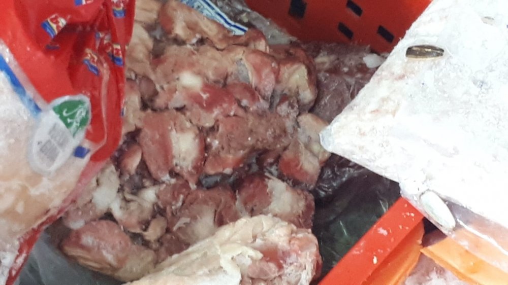 Yurttaşın sağlığıyla oynayacaklardı! Baskın yapılan bir markette bozuk etler ele geçirildi!