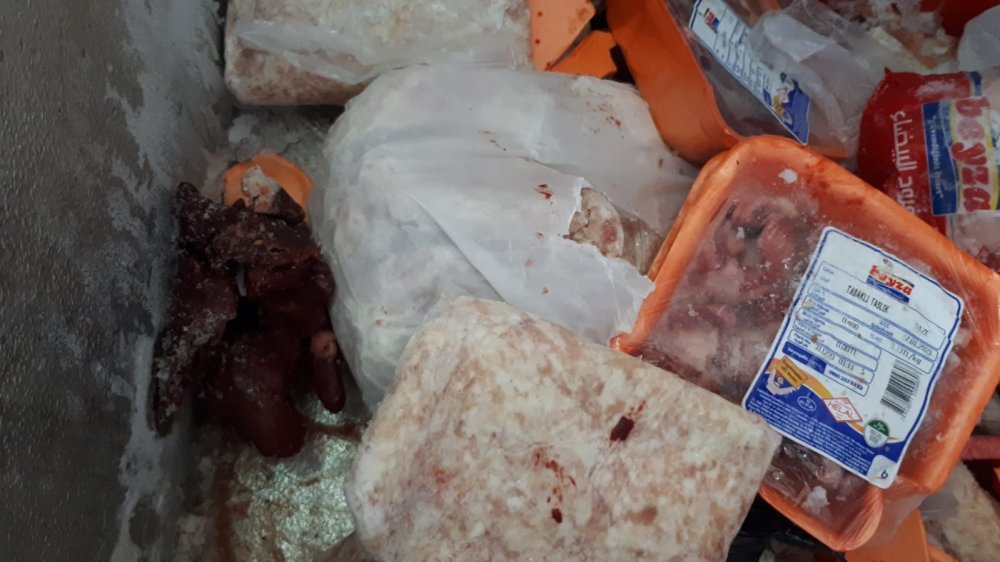 Yurttaşın sağlığıyla oynayacaklardı! Baskın yapılan bir markette bozuk etler ele geçirildi!
