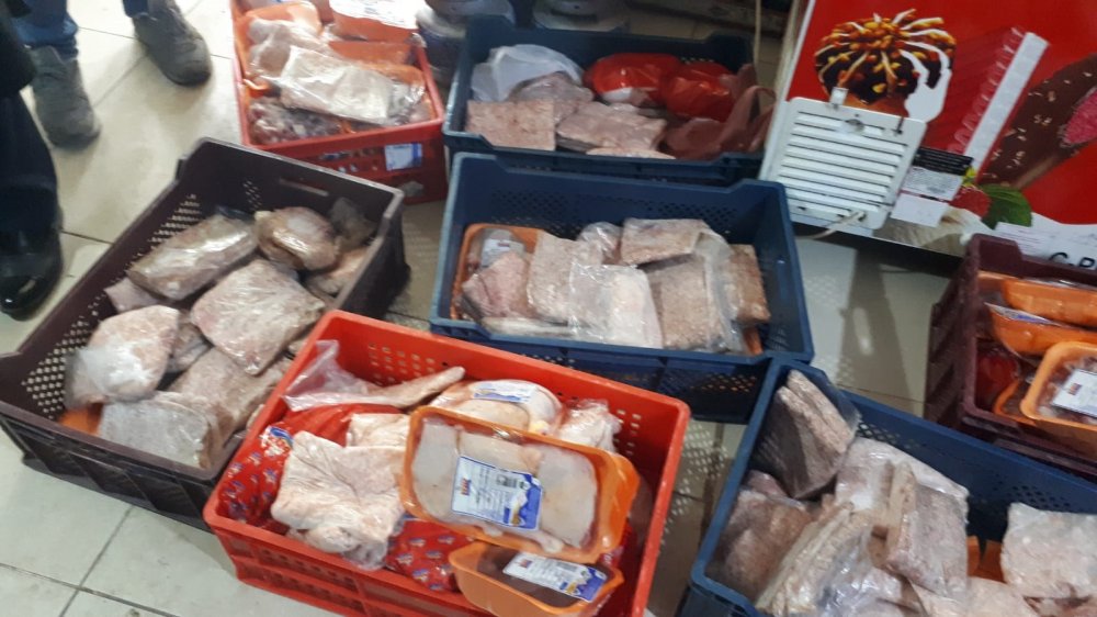 Yurttaşın sağlığıyla oynayacaklardı! Baskın yapılan bir markette bozuk etler ele geçirildi!