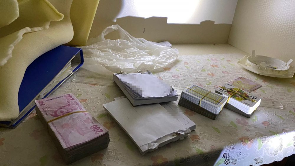 Çaydanlıktan bile iskambil kağıdı çıktı... Evde kumarın cezası büyük oldu!