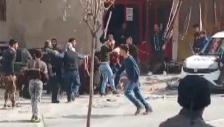 Kız alıp verme kavgası: Taşlar, sopalar havalarda uçtu!