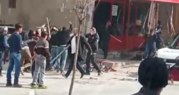 Kız alıp verme kavgası: Taşlar, sopalar havalarda uçtu!