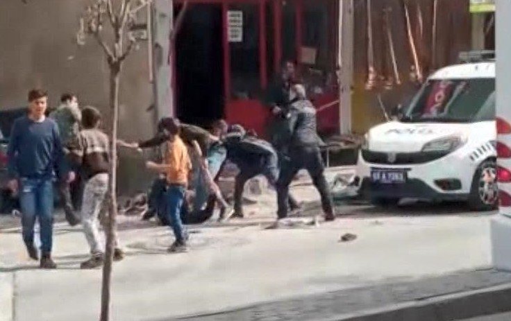 Kız alıp verme kavgası: Taşlar, sopalar havalarda uçtu!