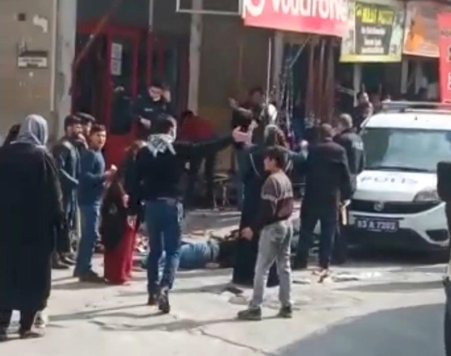 Kız alıp verme kavgası: Taşlar, sopalar havalarda uçtu!
