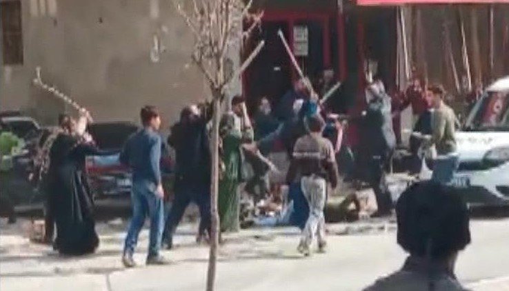 Kız alıp verme kavgası: Taşlar, sopalar havalarda uçtu!