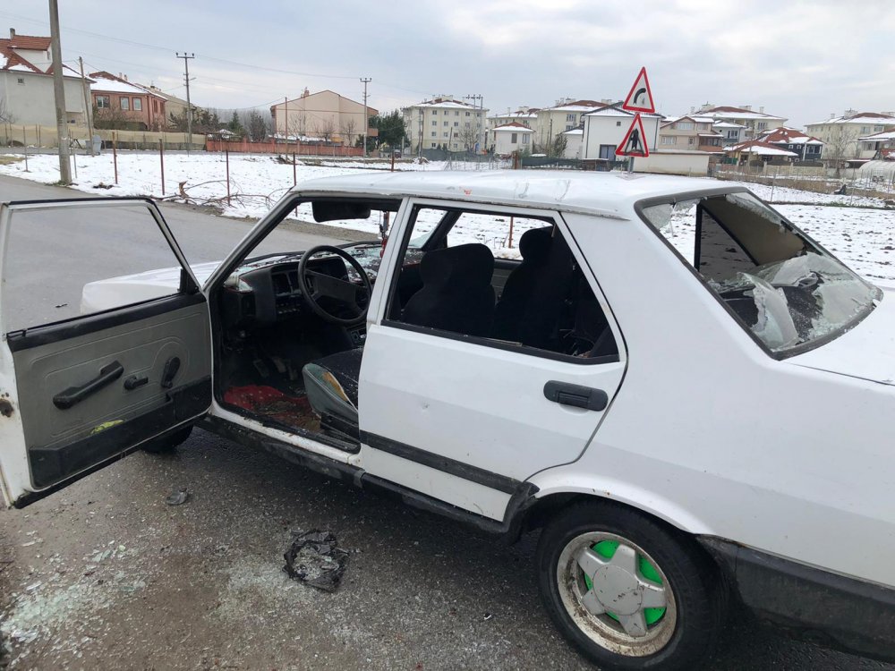 Otomobilin önünü kestiler; sürücüyü darbettiler