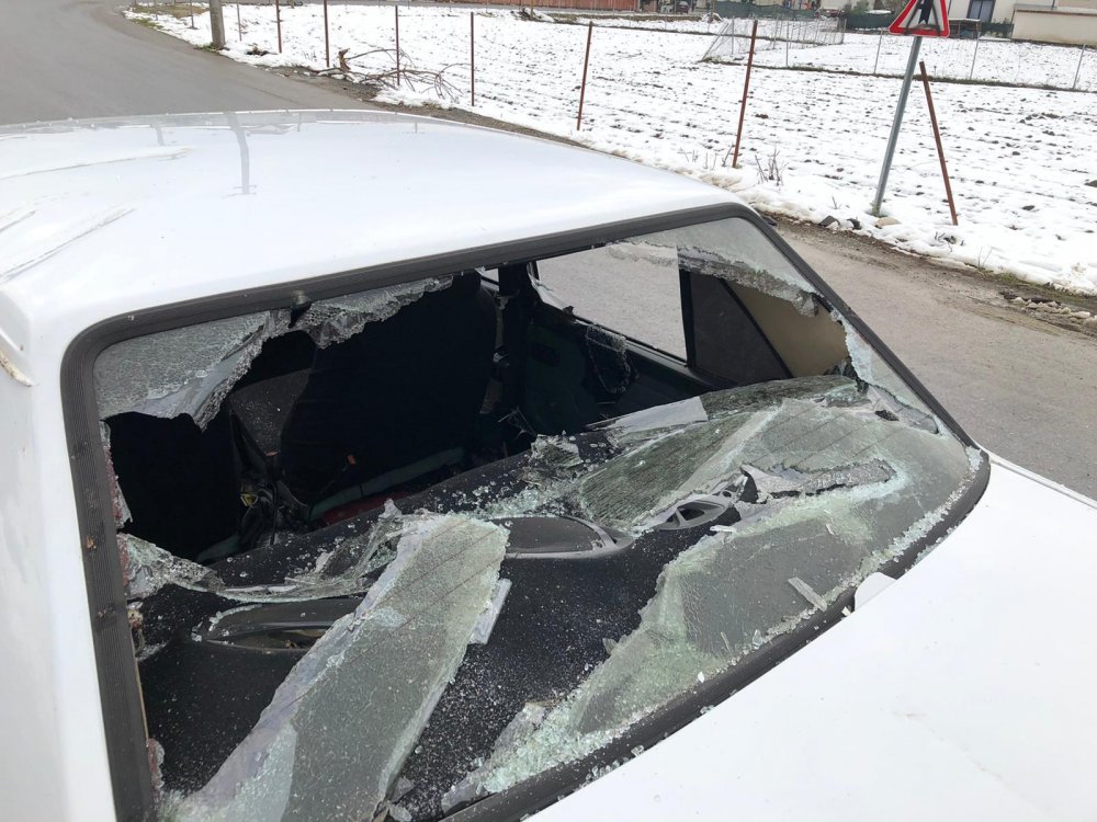Otomobilin önünü kestiler; sürücüyü darbettiler