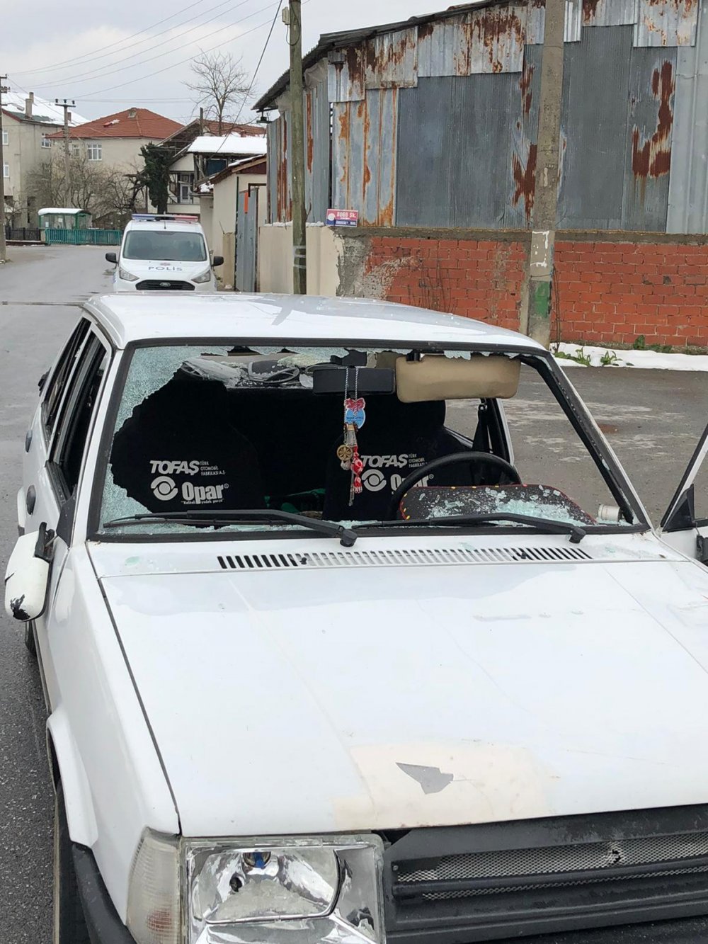 Otomobilin önünü kestiler; sürücüyü darbettiler