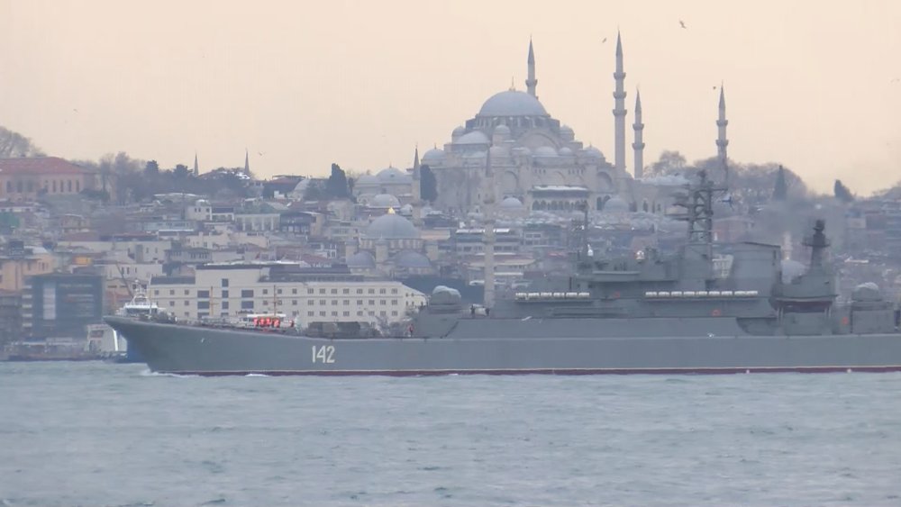Rus savaş gemisi İstanbul Boğaz'ından geçti