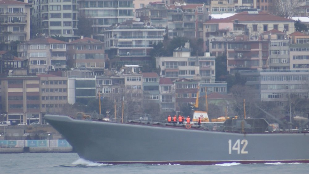 Rus savaş gemisi İstanbul Boğaz'ından geçti