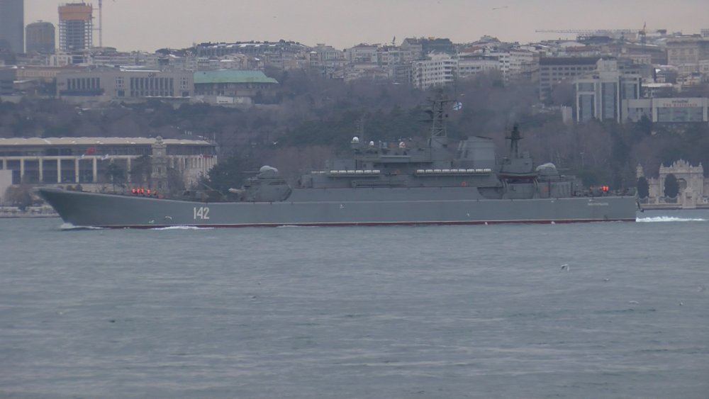 Rus savaş gemisi İstanbul Boğaz'ından geçti