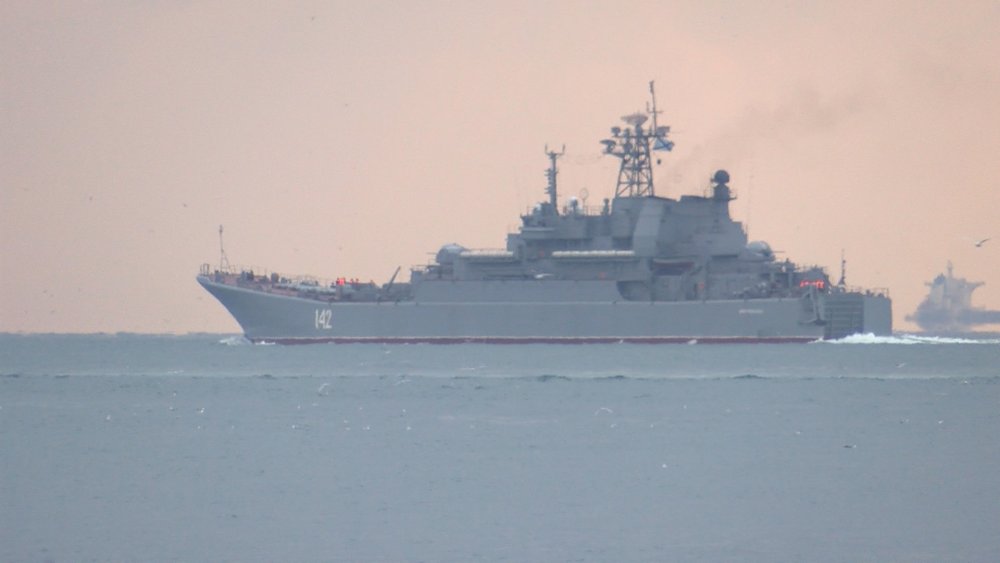 Rus savaş gemisi İstanbul Boğaz'ından geçti