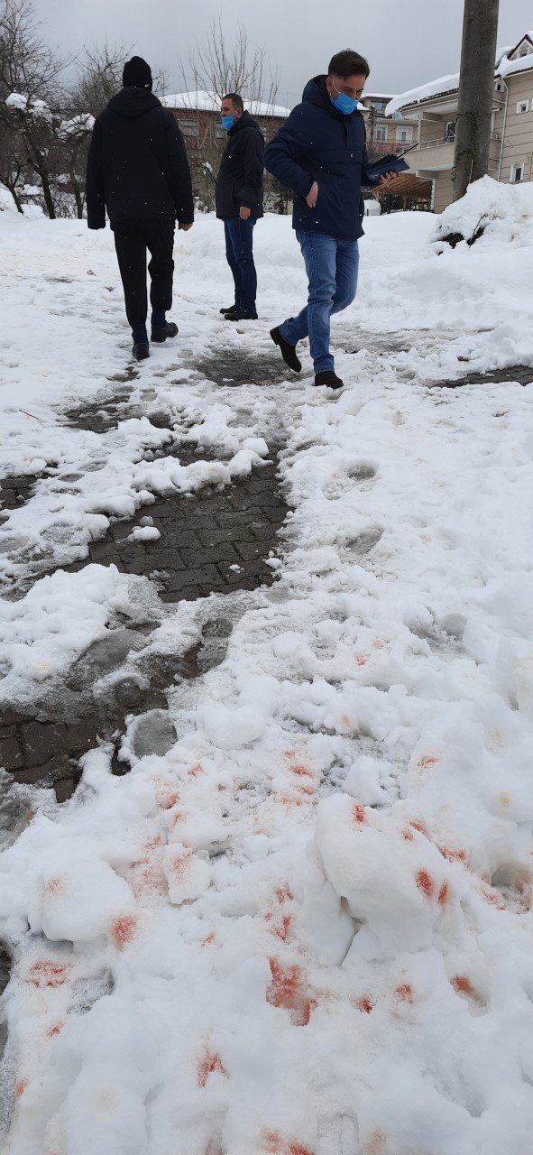 Sokaktaki kan izleri polisi harekete geçirdi
