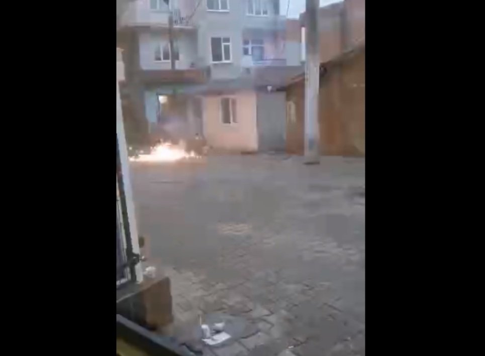 Akım yüklü tele canını hiçe sayıp, tekme attı