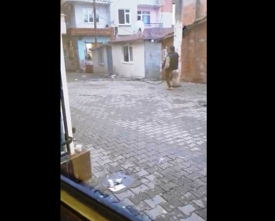 Akım yüklü tele canını hiçe sayıp, tekme attı