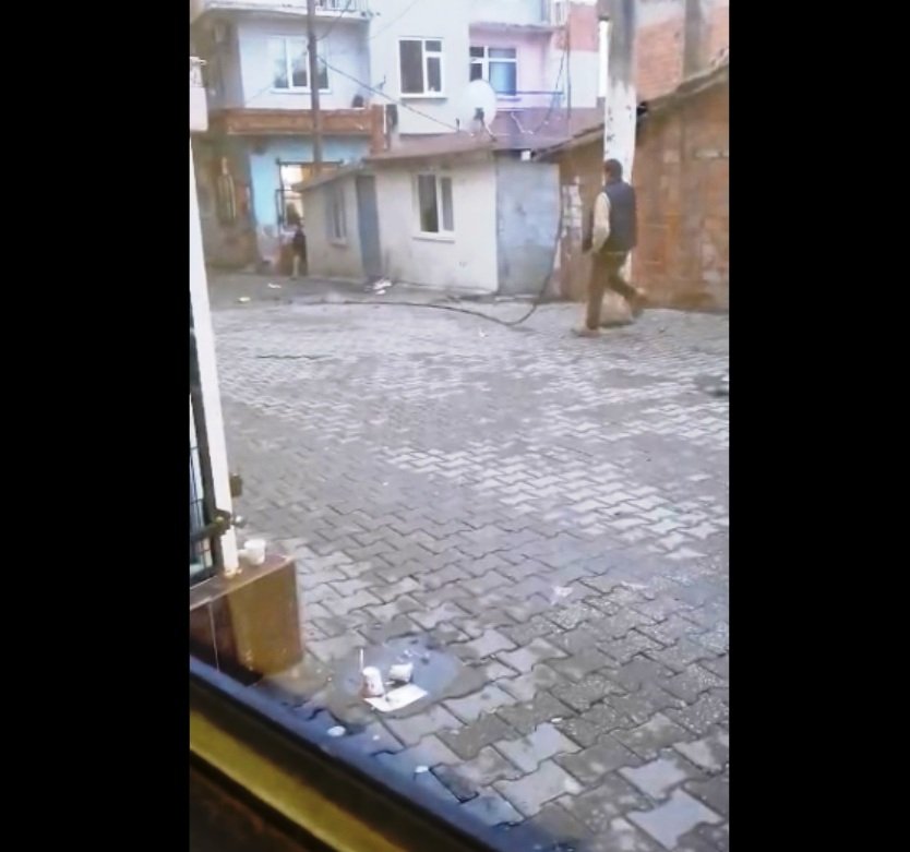 Akım yüklü tele canını hiçe sayıp, tekme attı