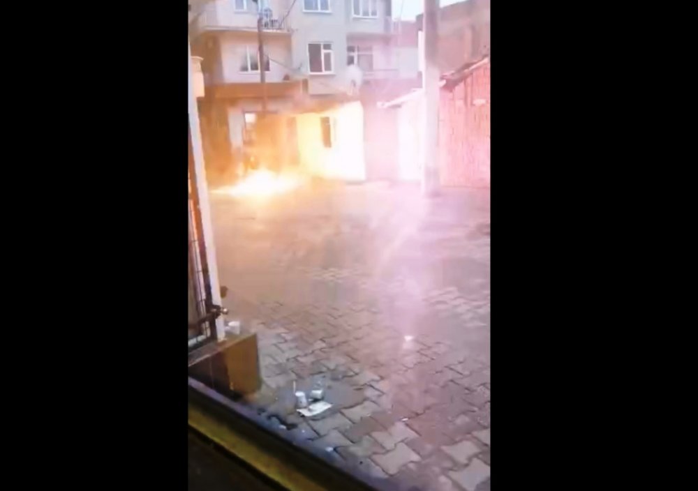 Akım yüklü tele canını hiçe sayıp, tekme attı