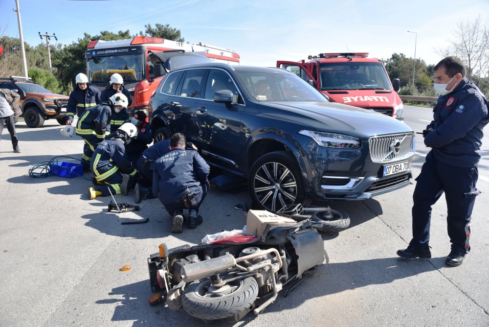 Antalya'da feci kaza; motosiklet sürücüsü, lüks cipin altında kaldı