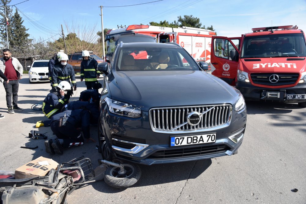 Antalya'da feci kaza; motosiklet sürücüsü, lüks cipin altında kaldı
