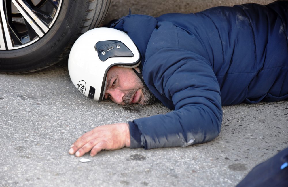 Antalya'da feci kaza; motosiklet sürücüsü, lüks cipin altında kaldı