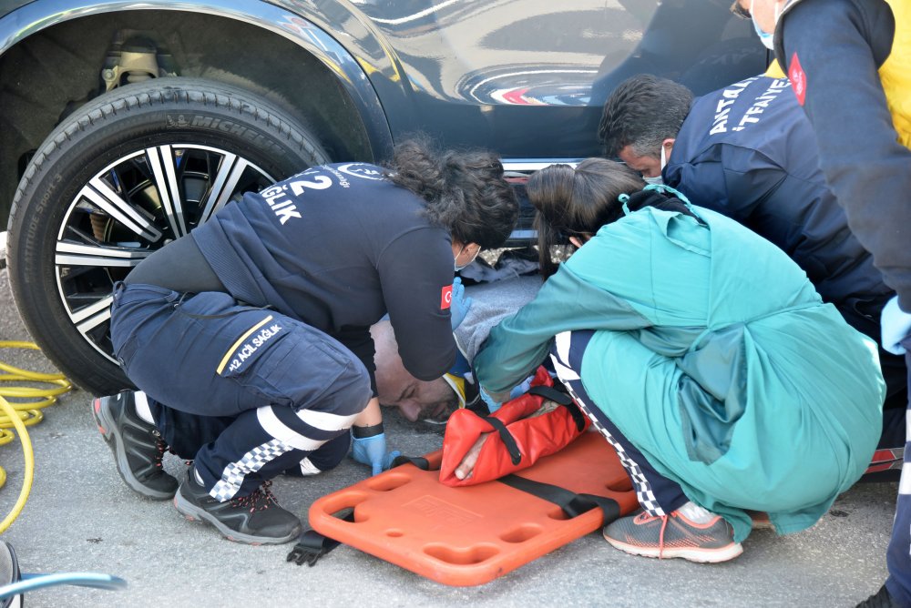 Antalya'da feci kaza; motosiklet sürücüsü, lüks cipin altında kaldı