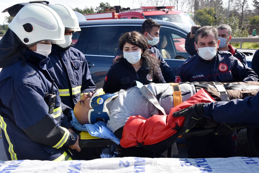 Antalya'da feci kaza; motosiklet sürücüsü, lüks cipin altında kaldı