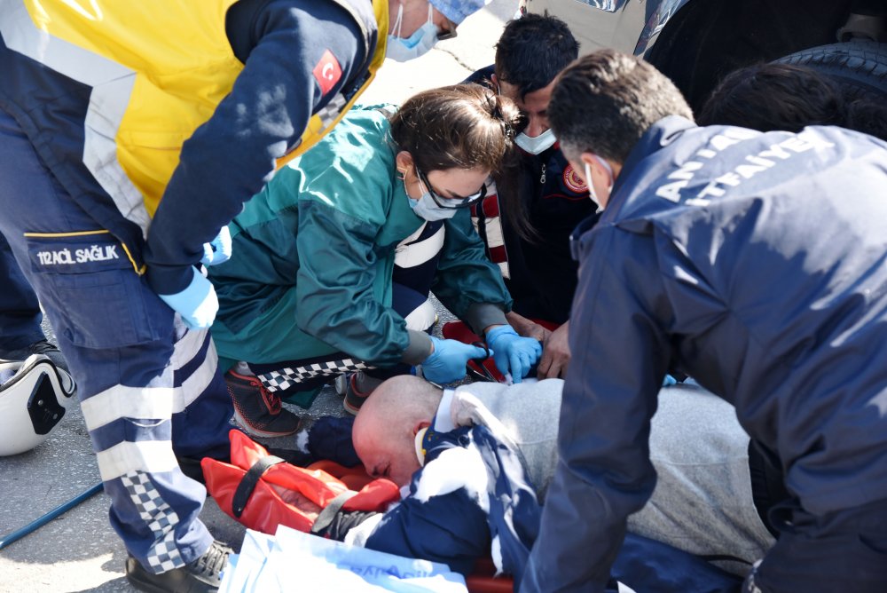 Antalya'da feci kaza; motosiklet sürücüsü, lüks cipin altında kaldı