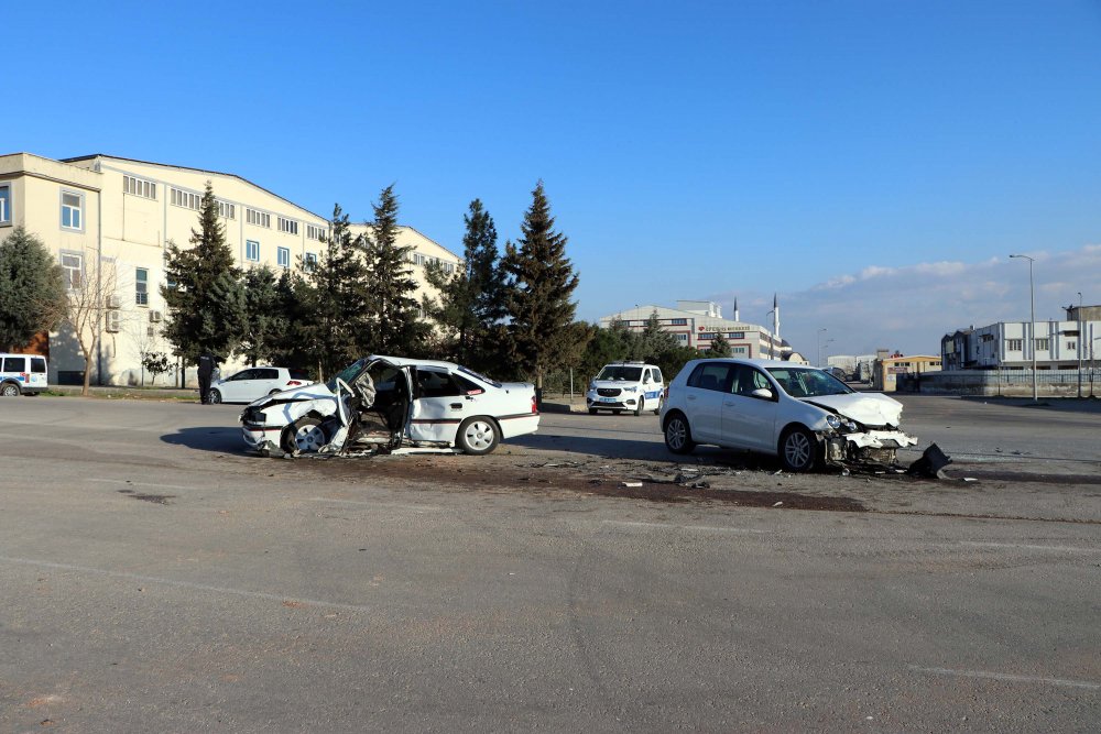 Gaziantep'te feci kaza: Otomobiller hurdaya döndü