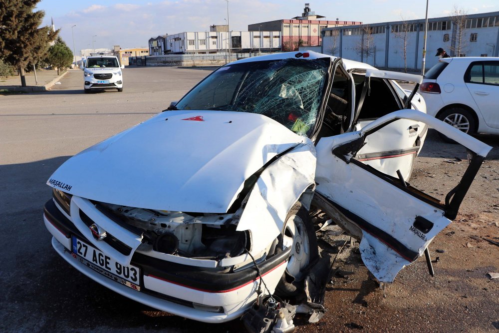 Gaziantep'te feci kaza: Otomobiller hurdaya döndü