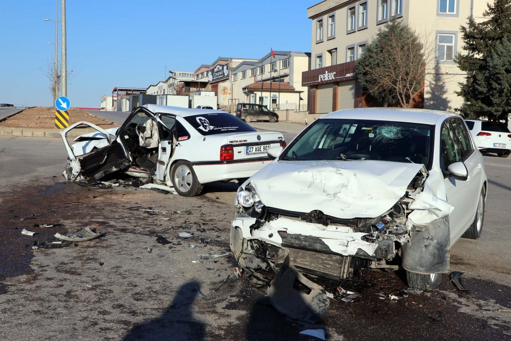 Gaziantep'te feci kaza: Otomobiller hurdaya döndü