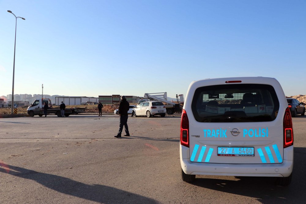 Gaziantep'te feci kaza: Otomobiller hurdaya döndü