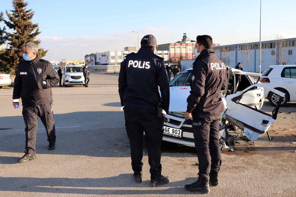 Gaziantep'te feci kaza: Otomobiller hurdaya döndü