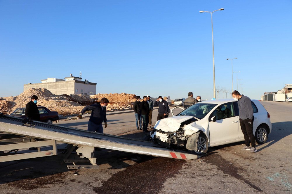 Gaziantep'te feci kaza: Otomobiller hurdaya döndü