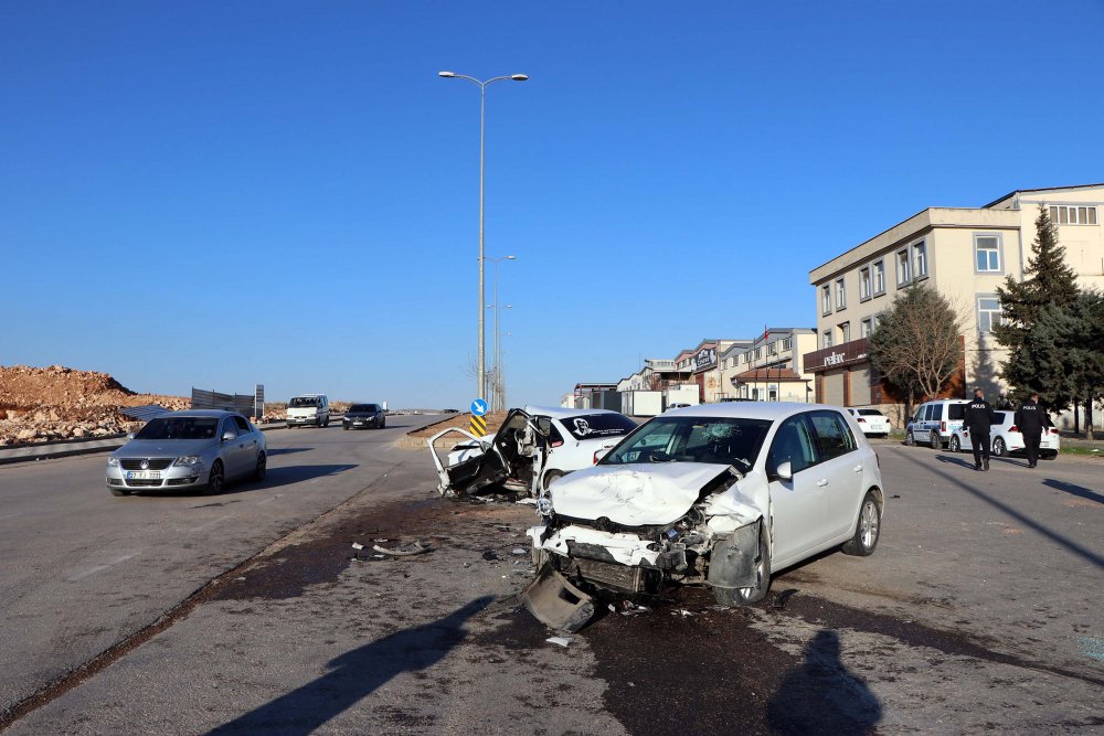 Gaziantep'te feci kaza: Otomobiller hurdaya döndü