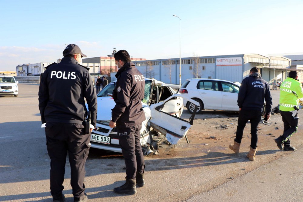 Gaziantep'te feci kaza: Otomobiller hurdaya döndü