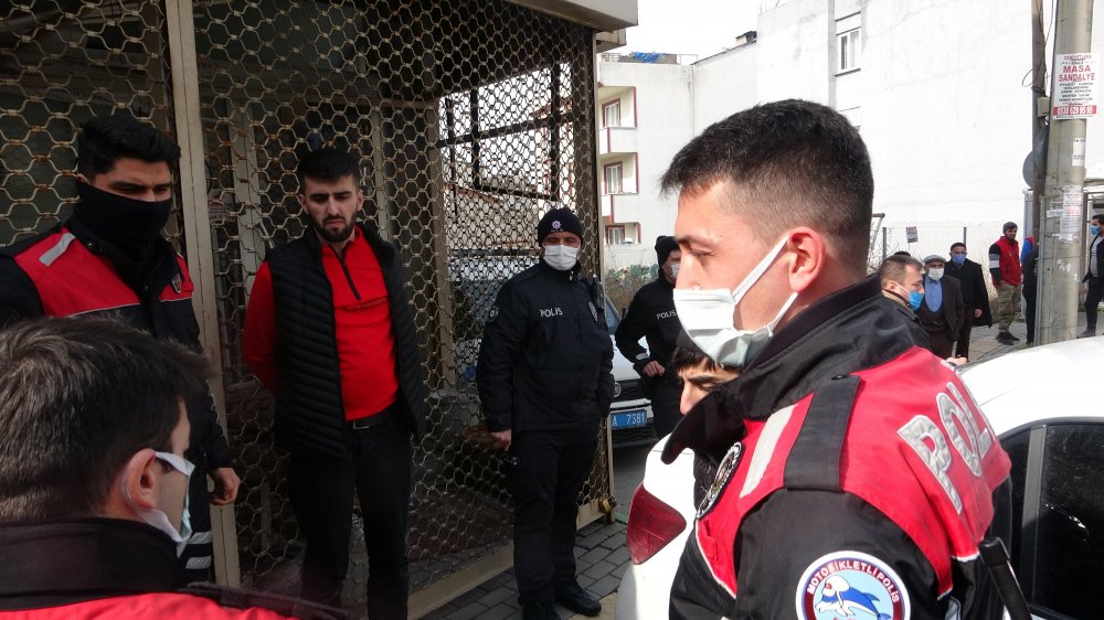 Kaçtıkları polise 5 kilometre sonra yakalanan ikili, asker kaçağı çıktı